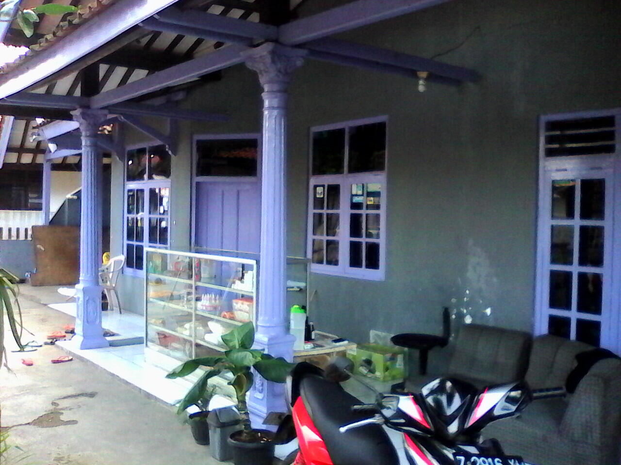 rumah besar pinggir jalan