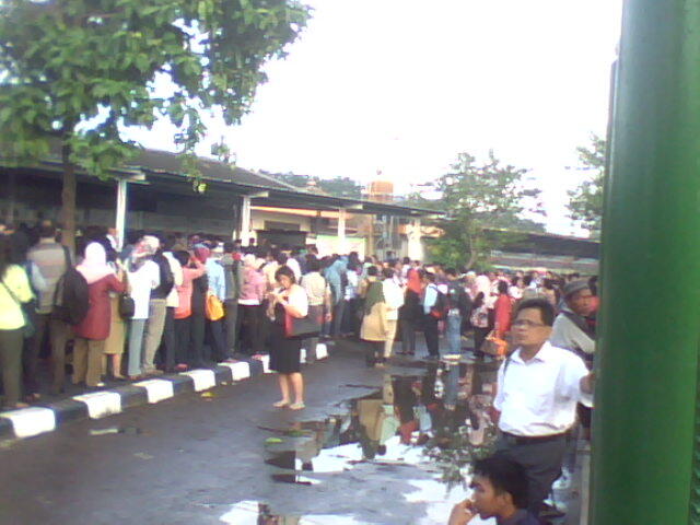 kerusakan system bikin antrean panjang di st.bekasi
