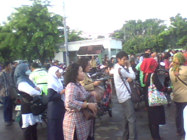 kerusakan system bikin antrean panjang di st.bekasi