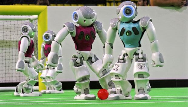 Aksi Sejumlah Robot dalam Bermain Bola