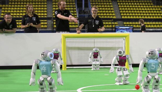 Aksi Sejumlah Robot dalam Bermain Bola