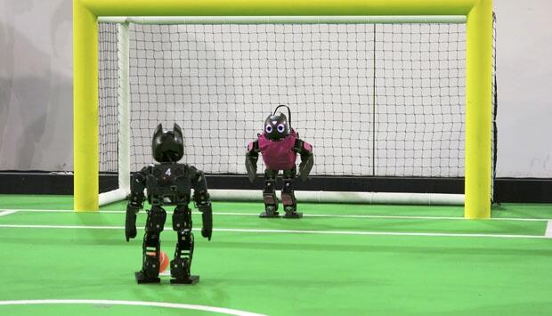 Aksi Sejumlah Robot dalam Bermain Bola
