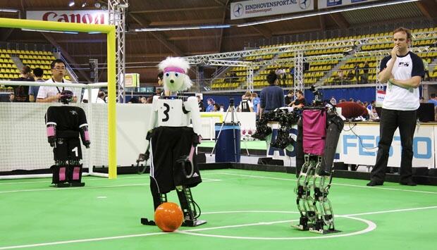 Aksi Sejumlah Robot dalam Bermain Bola