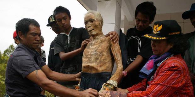 Ritual Mengganti Baju Leluhur di Tana Toraja (Pic inside)