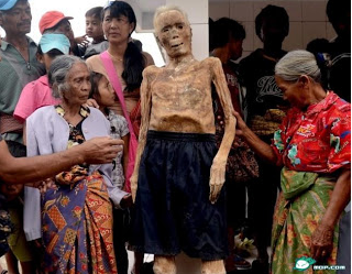 Ritual Mengganti Baju Leluhur di Tana Toraja (Pic inside)