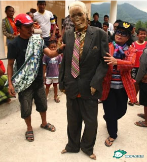 Ritual Mengganti Baju Leluhur di Tana Toraja (Pic inside)