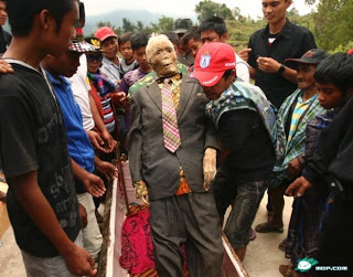 Ritual Mengganti Baju Leluhur di Tana Toraja (Pic inside)