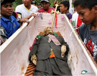 Ritual Mengganti Baju Leluhur di Tana Toraja (Pic inside)