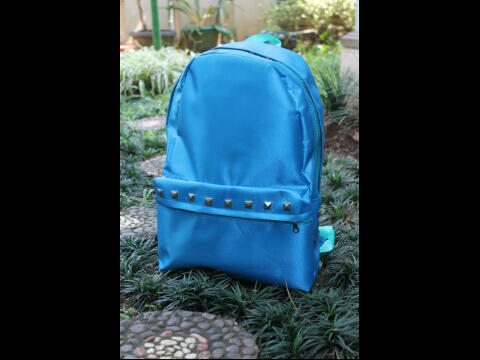 PRADA BACKPACK DENGAN DESAIN STUDED KREASIMU
