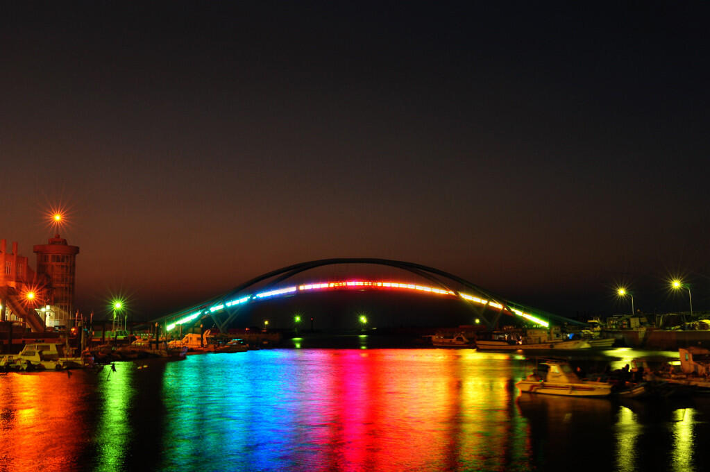 Keren gan jembatan dengan pencahayaan pelangi 