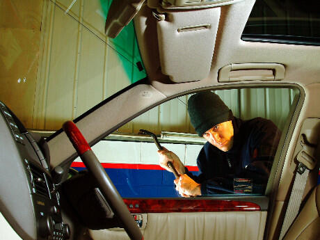 Ini Cara Maling Menggasak Mobil Mahal