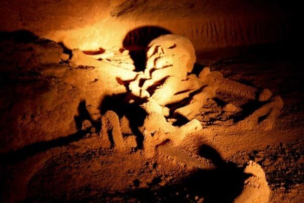 Misteri Kerangka Wanita yang Berkilau di Gua Belize