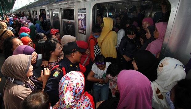 Fenomena pengguna KRL dalam negeri