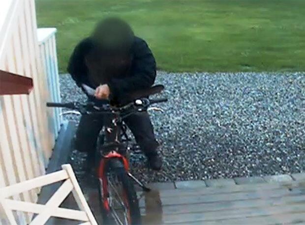 Polisi Buru Pria yang Terekam Kamera Sedang 'Setubuhi' Sepeda