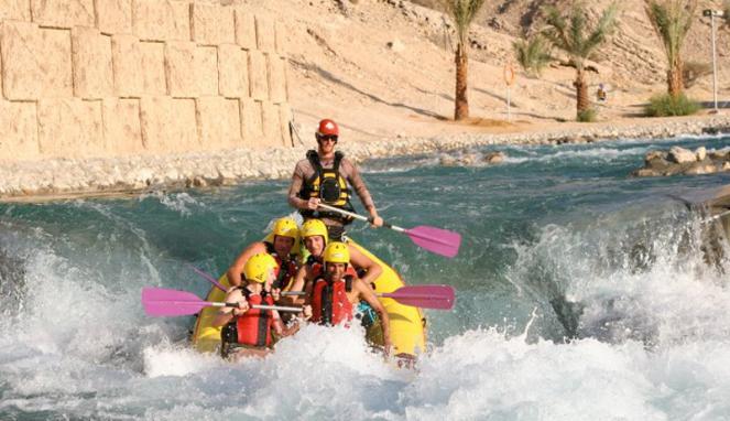 Sensasi Arung Jeram dan Selancar di Tengah Padang Pasir