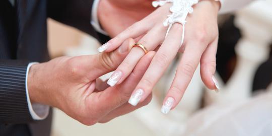 KENAPA CINCING PERNIKAHAN MUSTI DITARUH DI JARI MANIS? (yg blom nikah wajib baca)