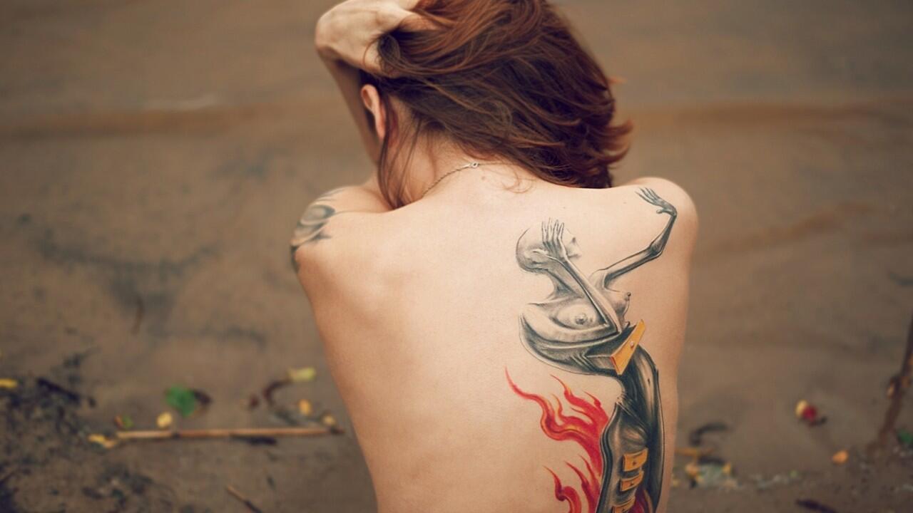 (PIC) GIRL WITH TATOO