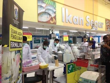 Gawat Carrefour Menjual Ikan Berformalin