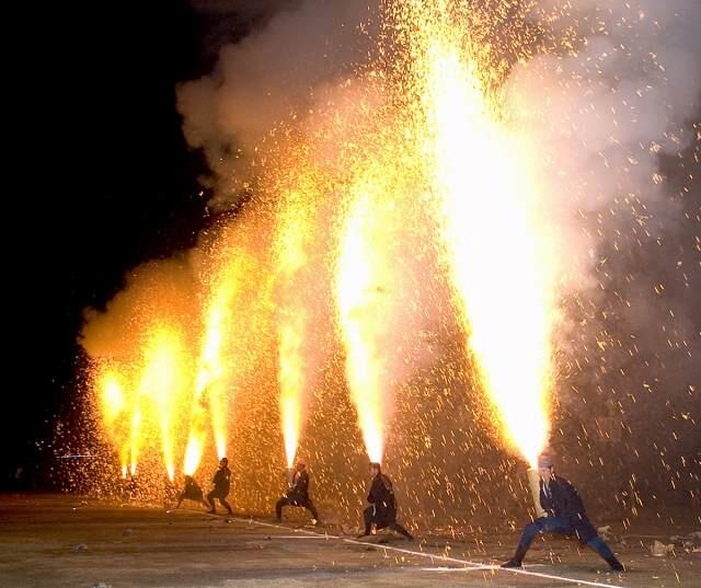 &quot;Tezutsu Hanabi&quot; Tradisi Kembang Api Ekstrim di Jepang