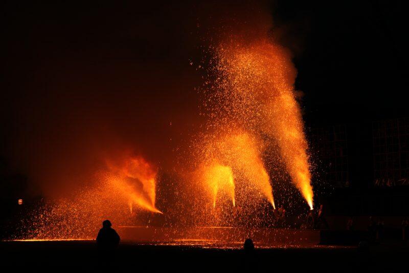 &quot;Tezutsu Hanabi&quot; Tradisi Kembang Api Ekstrim di Jepang