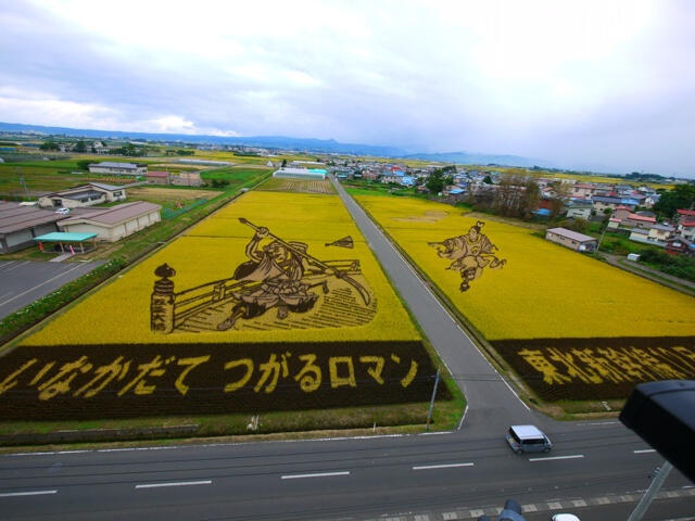 Gambar Karakter Anime Populer di Atas Sawah