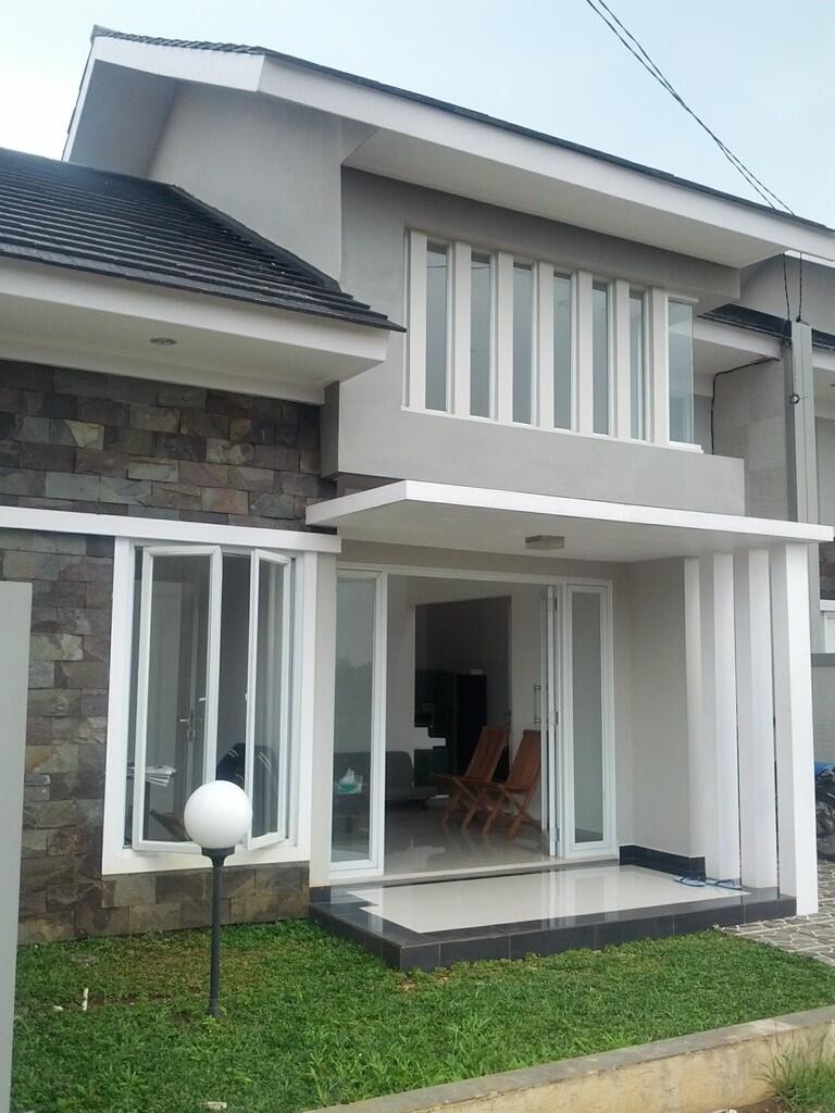 Rumah Keluarga Dengan View Bukit di Karadenan - Cibinong