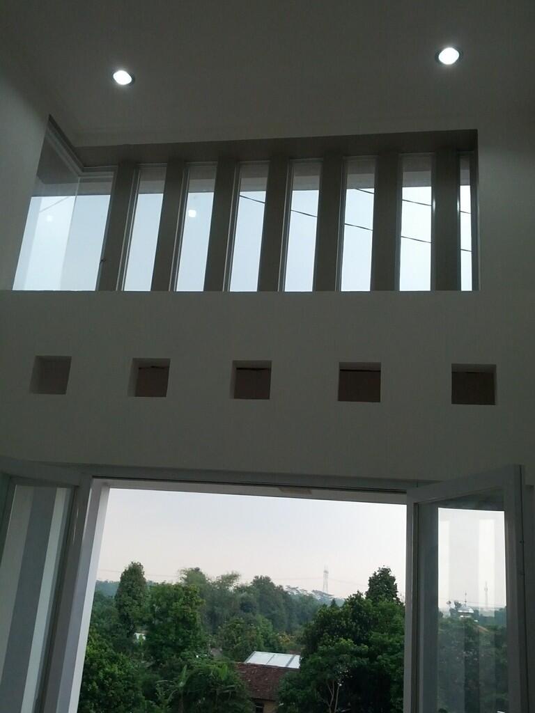 Rumah Keluarga Dengan View Bukit di Karadenan - Cibinong