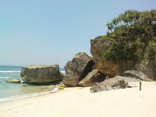 Batu Aneh di pantai Indrayanti Yogyakarta 