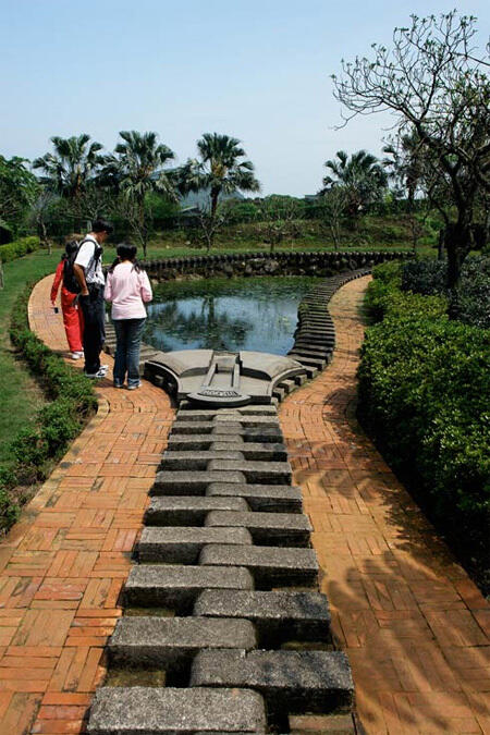 Keren! Ada Kolam Berbentuk Resleting di Taiwan!