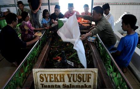 MENGUNGKAP TABIR MISTIS MAKAM ULAMA BUGIS