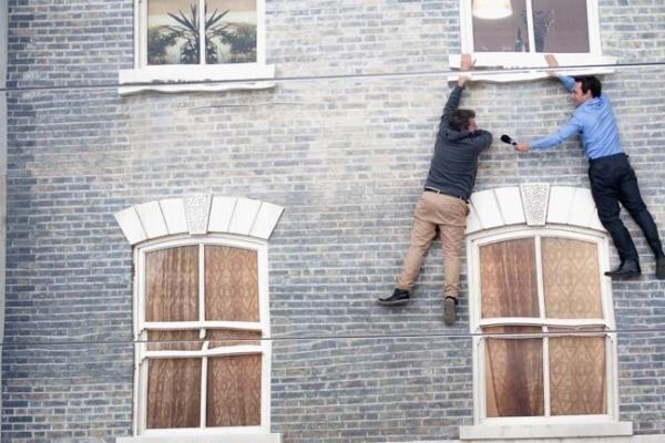 Wisatawan Bisa Berjalan di Tembok Seperti Spiderman