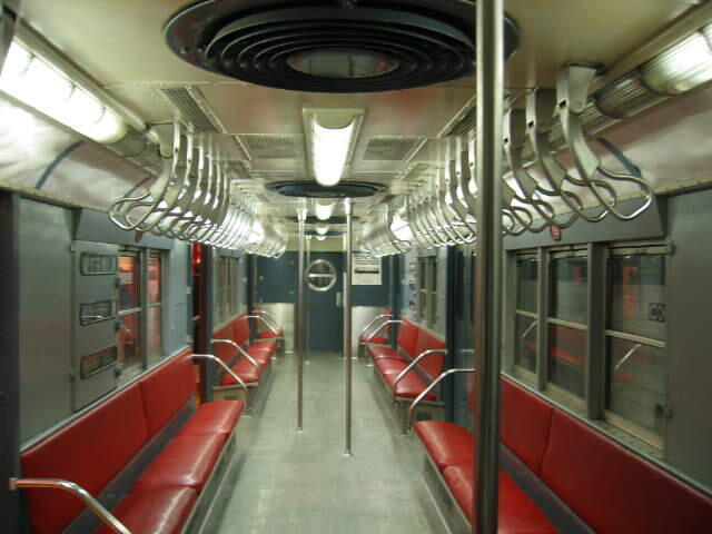 &#91;share pict&#93; Interior Commuter Line Indonesia vs Luar Negeri