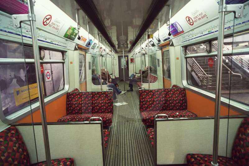 &#91;share pict&#93; Interior Commuter Line Indonesia vs Luar Negeri