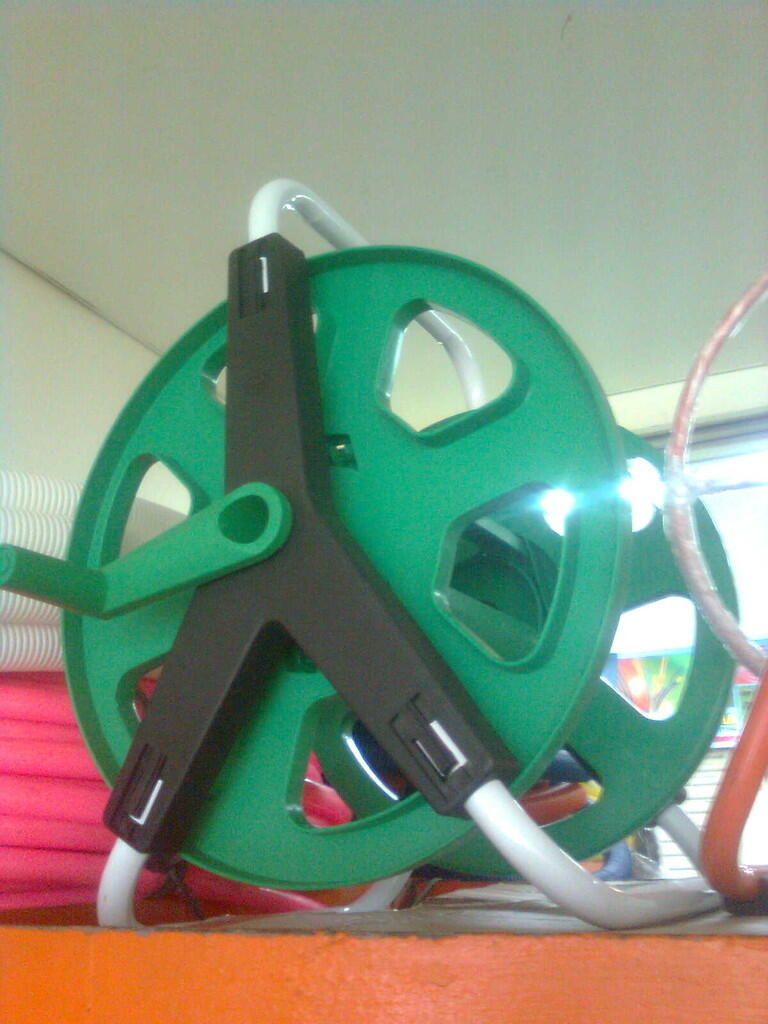 Hose reel (gulungan selang),Nozzle (semprotan), dan perlengkapan untuk taman