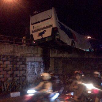 &#91;update&#93; kecelakan bus di bandung 