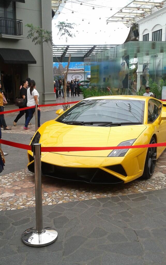 WOOW!! Penampakan Lamborghini yang dipamerkan di PVJ Bandung