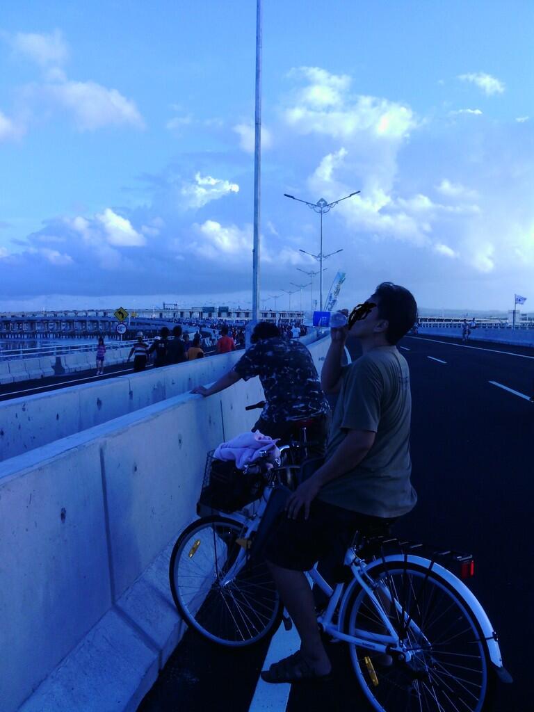 (With PIC) Dahlan: Lihat Matahari Terbenam dan Air Pasang dari Tol Laut Bali, Indah S