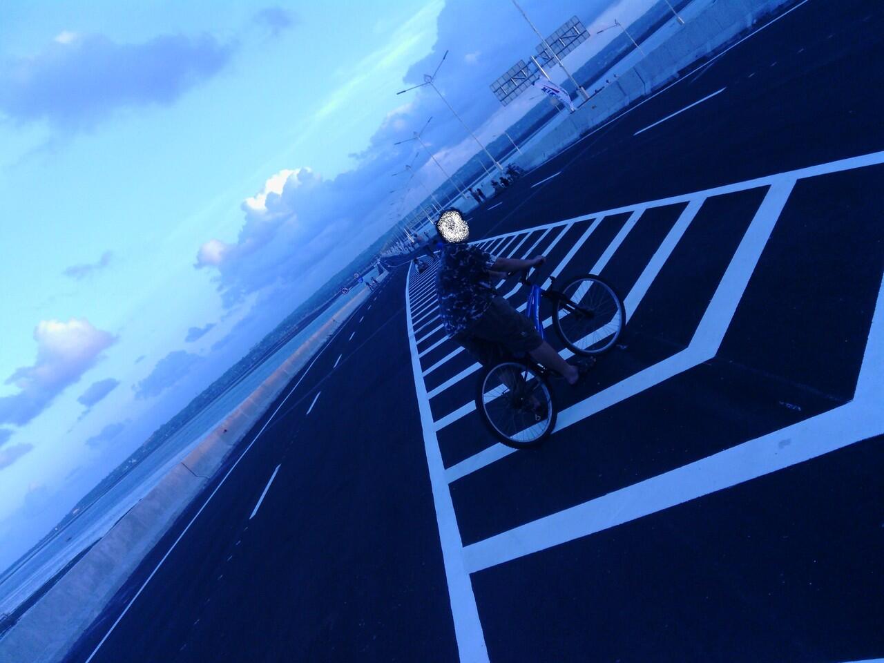 (With PIC) Dahlan: Lihat Matahari Terbenam dan Air Pasang dari Tol Laut Bali, Indah S