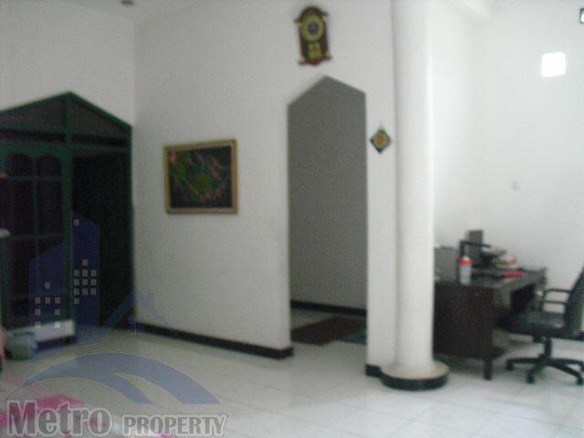 Rumah Mewah Halaman Luas Rindang Asri di Manyaran