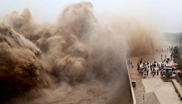 Atraksi Air Bah di Waduk Xiaolangdi, Cina