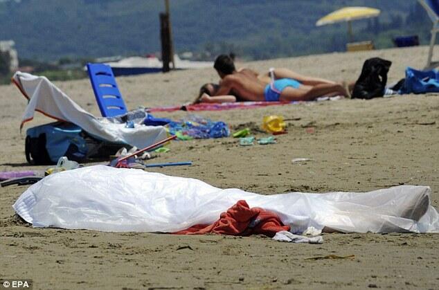 Mayat di Pantai `Dicuekin`, Turis Asyik Bermain dan Bercumbu