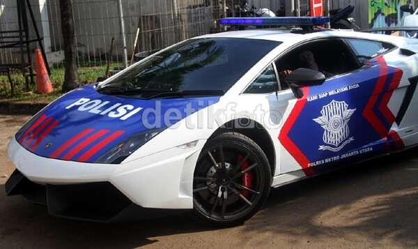 Lamborghini dan Lotus Jadi Mobil Patroli Polres JakUt gan??