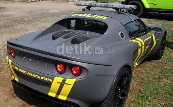 Lamborghini dan Lotus Jadi Mobil Patroli Polres JakUt gan??