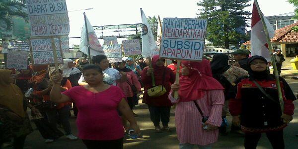 |Prestasi Mr. Right Hand| Kecewa Pembagian BLSM, Ratusan Ibu Serbu Kantor Nur Mahmudi