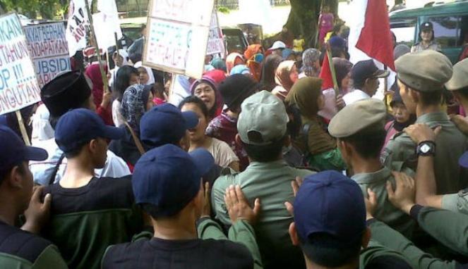 |Prestasi Mr. Right Hand| Kecewa Pembagian BLSM, Ratusan Ibu Serbu Kantor Nur Mahmudi