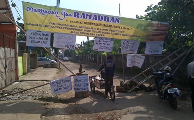 |Janji2 0| Jalan Rusak Tak Kunjung Diperbaiki, Warga Depok: Nur Mahmudi Kurang Ajar!