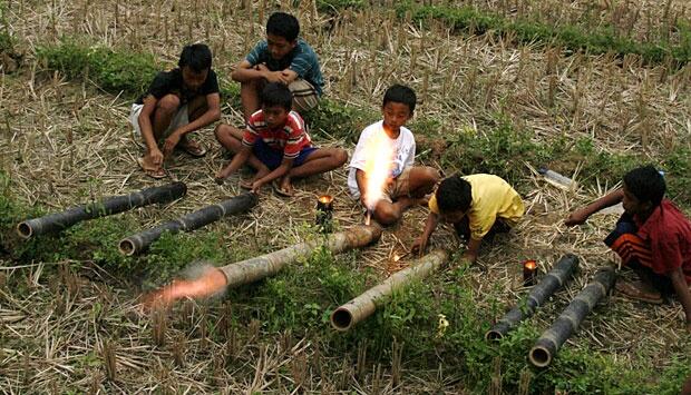 Meriam Bambu : Permainan Tradisional Bulan Puasa yang Sudah Jarang Terdengar Lagi