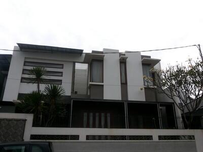 dijual rumah mewah dengan kolam renang di bintaro