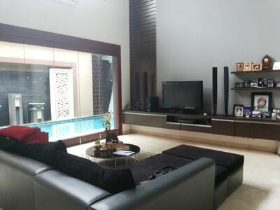 dijual rumah mewah dengan kolam renang di bintaro