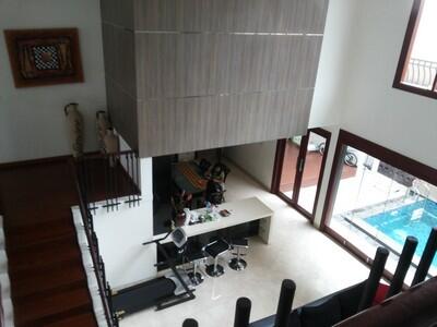 dijual rumah mewah dengan kolam renang di bintaro